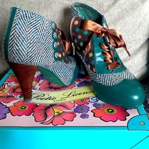 Poetic License Betseys Buttons dark teal bootie pump